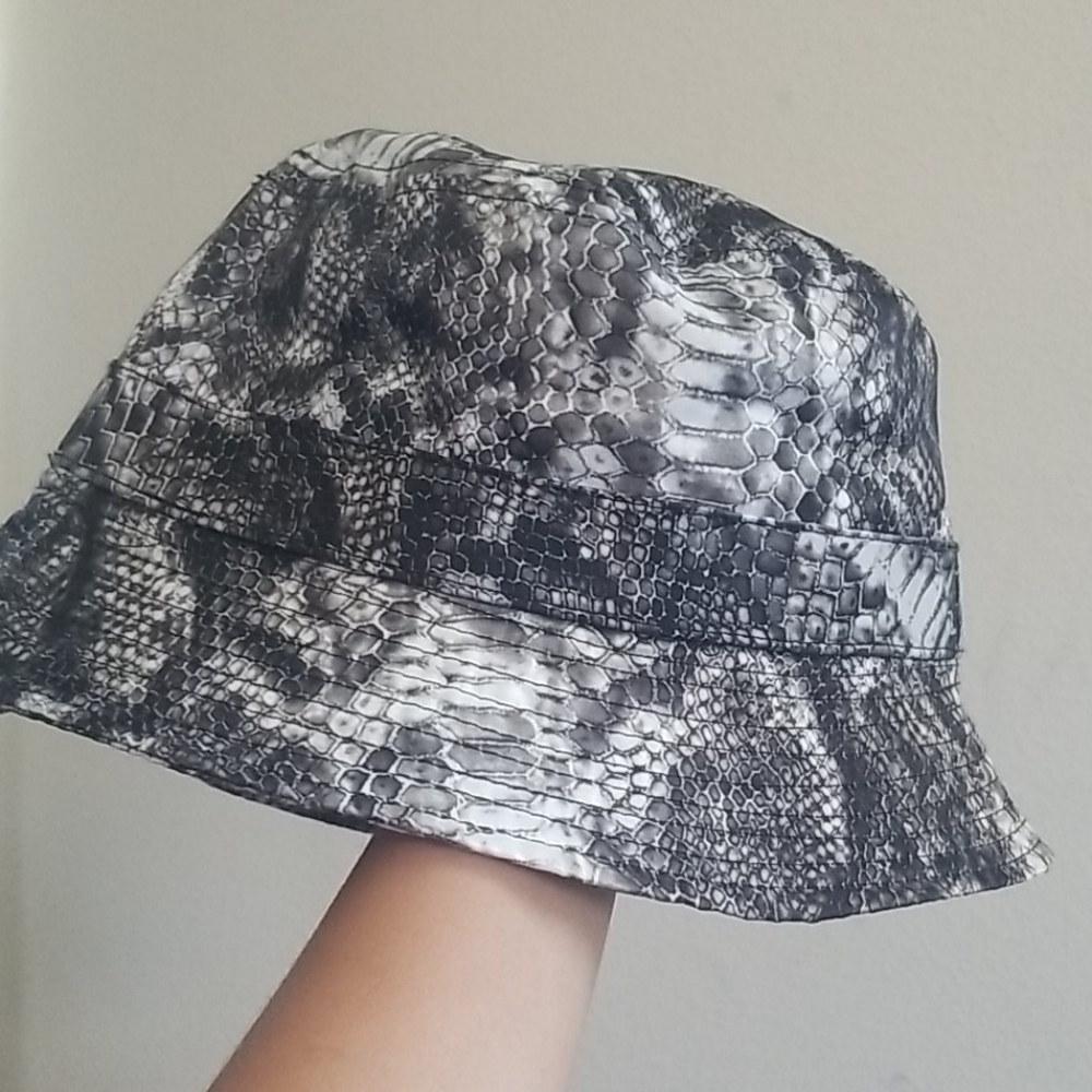 Bucket hat